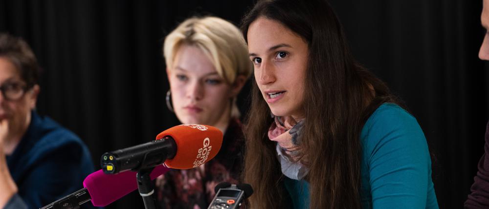 Lisa Poettinger bei einer Pressekonferenz in München.