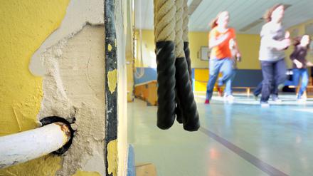 Abgeblätterter Putz in einer Sporthalle. Ein Beispiel für marode Schulen in Deutschland