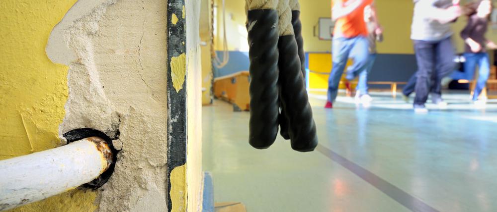 Abgeblätterter Putz in einer Sporthalle. Ein Beispiel für marode Schulen in Deutschland