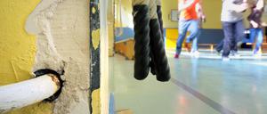 Abgeblätterter Putz in einer Sporthalle. Ein Beispiel für marode Schulen in Deutschland