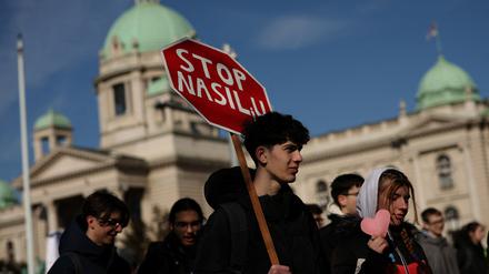 „Stopp die Gewalt“ fordert ein Student bei einer Demonstration vor dem serbischen Parlament in Belgrad.  