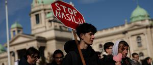„Stopp die Gewalt“ fordert ein Student bei einer Demonstration vor dem serbischen Parlament in Belgrad.  