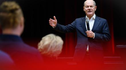 Kanzler Scholz beantwortet im Wahlkampf Fragen der Bürger, wie hier in der Stadt Ludwigsfelde, die zu seinem Wahlkreis gehört. 