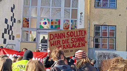Schülerprotest gegen Beatrix von Storch (AfD) am Coppi-Gymnasium