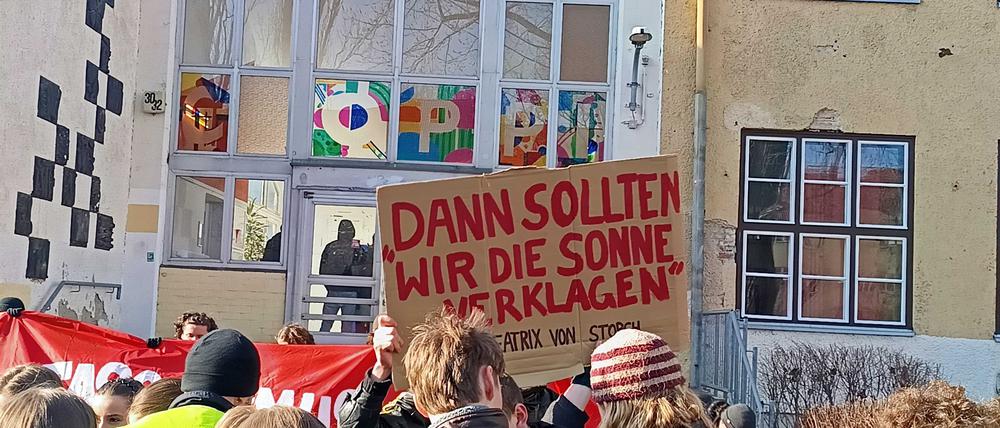 Schülerprotest gegen Beatrix von Storch (AfD) am Coppi-Gymnasium