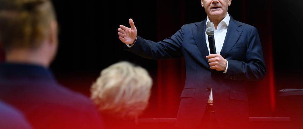 Kanzler Scholz beantwortet im Wahlkampf Fragen der Bürger, wie hier in der Stadt Ludwigsfelde, die zu seinem Wahlkreis gehört.