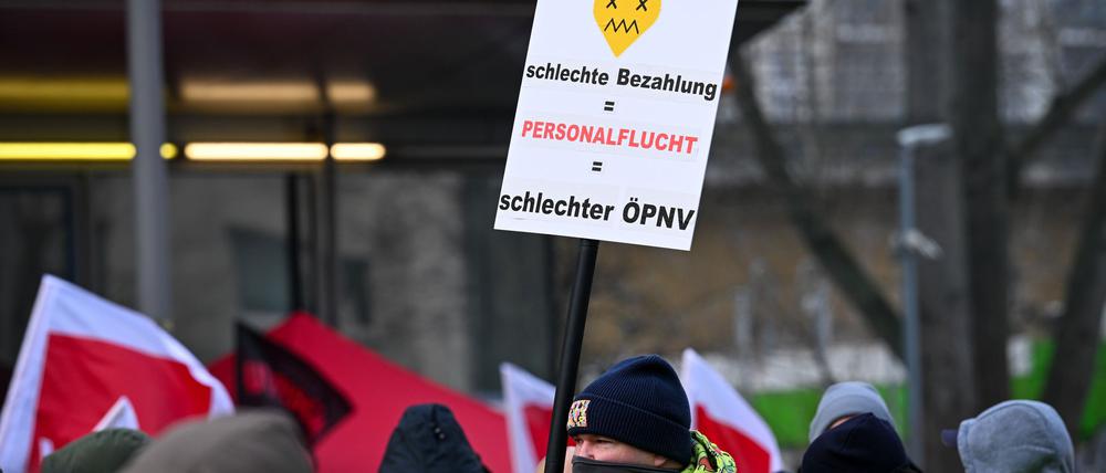 Bereits zwei Mal haben die Beschäftigten der BVG bei Warnstreiks die Arbeit niedergelegt - und damit für erhebliche Einschränkungen im Berliner Nahverkehr gesorgt. (Archivbild)