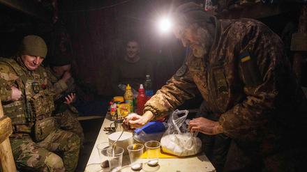 Da der Ukraine Soldaten an der Front fehlen, sollen nun junge Männer mit Prämien angeworben werden. (Archivbild) 