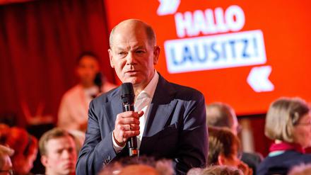 Bundeskanzler Olaf Scholz SPD spricht am Dienstagabend bei einer Wahlkampfveranstaltung in Cottbus.