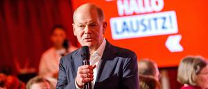Bundeskanzler Olaf Scholz SPD spricht am Dienstagabend bei einer Wahlkampfveranstaltung in Cottbus. 