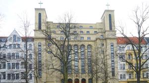 Die katholische Kirche St. Kamillus in Berlin-Charlottenburg soll geschlossen und verkauft werden.