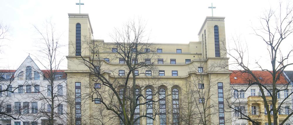 Die katholische Kirche St. Kamillus in Berlin-Charlottenburg soll geschlossen und verkauft werden.