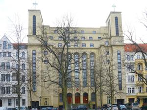 Die katholische Kirche St. Kamillus in Berlin-Charlottenburg soll geschlossen und verkauft werden.