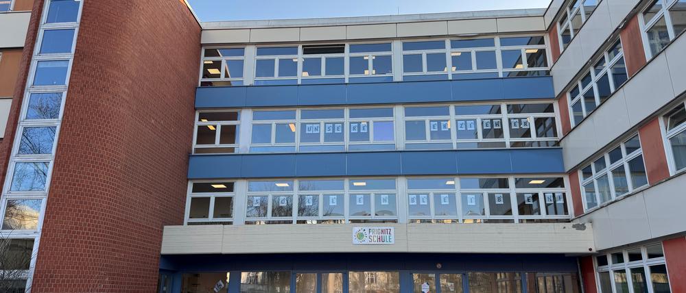 In den Fenstern der Prignitz-Schule hängen Plakate gegen die Kürzung der Erzieherstellen. 