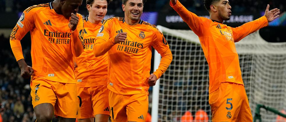 Jude Bellingham (r) von Real Madrid jubelt nach dem dritten Tor mit seiner Mannschaft.
