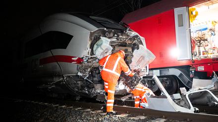 Techniker der Bahn arbeiten nach dem Zugunglück in Hamburg an einem beschädigten ICE.