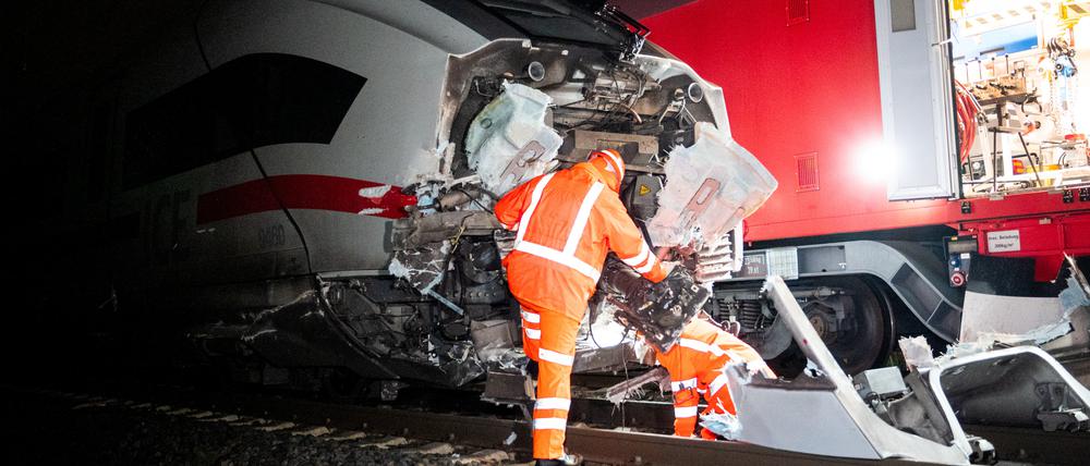 Techniker der Bahn arbeiten nach dem Zugunglück in Hamburg an einem beschädigten ICE.