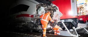 Techniker der Bahn arbeiten nach dem Zugunglück in Hamburg an einem beschädigten ICE.