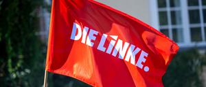 ARCHIV - 07.06.2024, Brandenburg, Potsdam: Eine Fahne mit dem Logo der Partei Die Linke weht im Wind bei einer Wahlkampfveranstaltung der Partei vor der Europawahl am Brandenburger Tor. (zu dpa: «Linke stößt mit Merz-Fotomontage auf Kritik -löscht Beitrag») Foto: Monika Skolimowska/dpa +++ dpa-Bildfunk +++