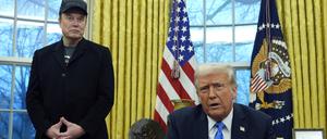 US-Präsident Donald Trump spricht neben Elon Musk im Oval Office im Weißen Haus (Symbolbild).