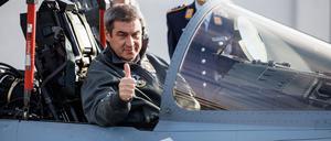 Markus Söder, CSU-Parteivorsitzender und Ministerpräsident von Bayern, sitzt bei einem Besuch des militärischen Luftfahrtzentrums von Airbus im Cockpit eines Mehrzweckkampfflugzeugs vom Typ Eurofighter.