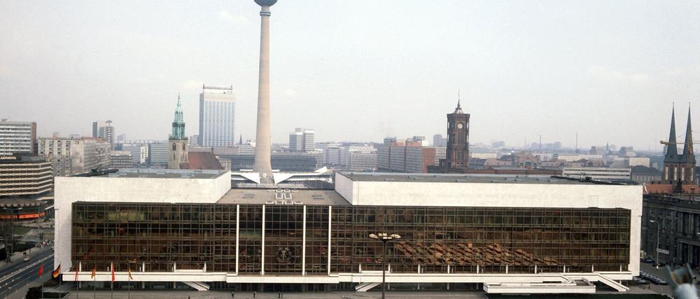 Der Palast der Republik stand zu DDR-Zeiten an der Stelle des einstigen Berliner Stadtschlosses und des heutigen Humboldt-Forums. Der Bau wurde nach der Wende abgerissen. (Archivbild)