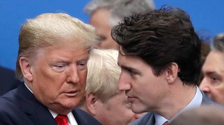 Donald Trump, Präsident der Vereinigten Staaten, und Justin Trudeau, Premierminister von Kanada, schütteln sich die Hände (Archivbild).