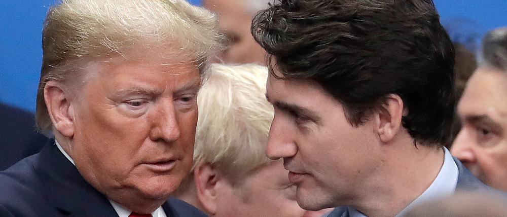 Donald Trump, Präsident der Vereinigten Staaten, und Justin Trudeau, Premierminister von Kanada, schütteln sich die Hände (Archivbild).