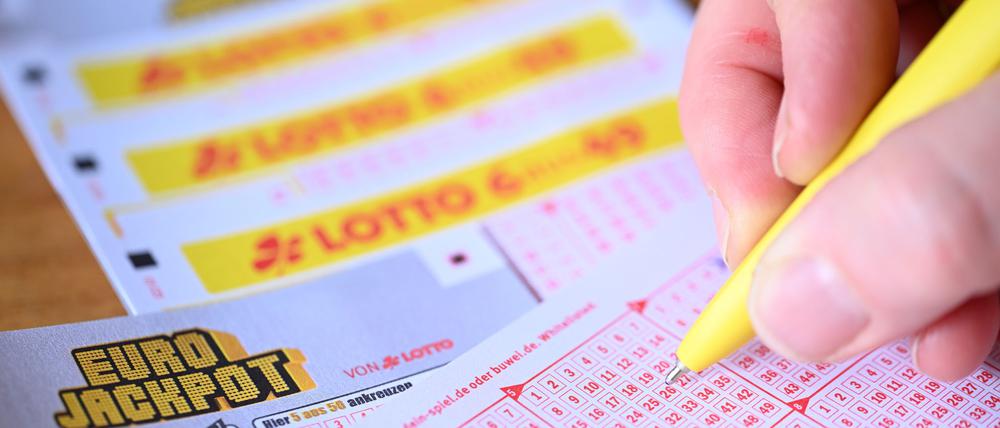 Ein oder mehrere Spieler aus Hessen dürfen sich über fast 88 Millionen Euro Gewinn bei der Lotterie Eurojackpot freuen.