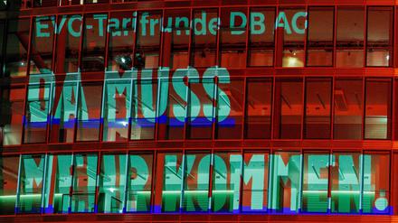 Mit einer Protestaktion am Bahntower am Vorabend der Verhandlungen verlieh die EVG ihren Forderungen Nachdruck.