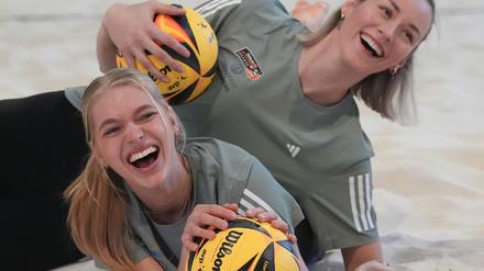 Vorfreude auf Neues: Das Beach-Volleyball-Duo Louisa Lippmann (r) und Linda Bock.