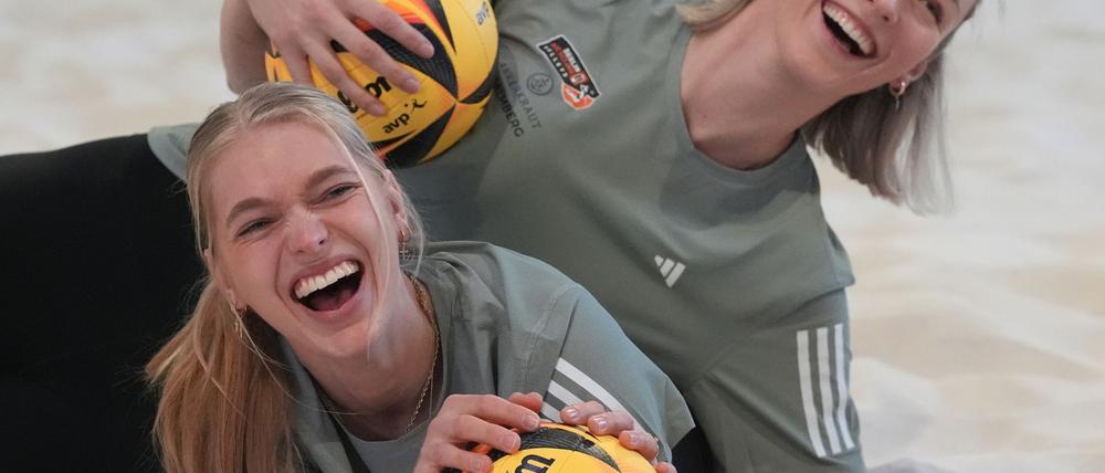 Vorfreude auf Neues: Das Beach-Volleyball-Duo Louisa Lippmann (r) und Linda Bock.