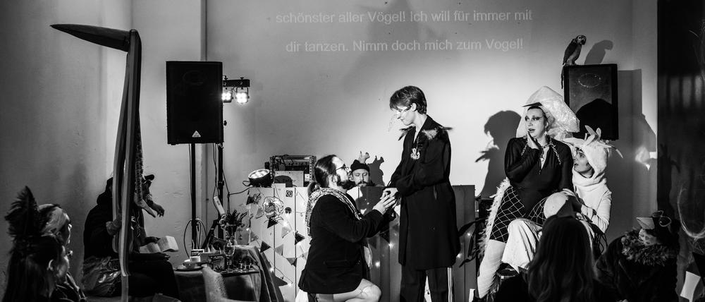 Das sorbische Kollektiv Wakuum zelebriert die traditionelle Vogelhochzeit. Stehend in der Mitte ist Luka Golinski zu sehen.