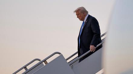 US-Präsident Donald Trump beim Verlassen der Air Force One in West Palm Beach, Florida.