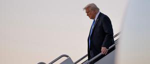 US-Präsident Donald Trump beim Verlassen der Air Force One in West Palm Beach, Florida.