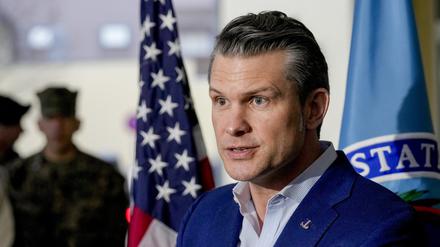 US-Verteidigungsminister Pete Hegseth spricht zu Journalisten während seines Besuchs im Hauptquartier des U.S. European Command und Africa Command im Africa Command in den Kelly Barracks in Stuttgart.