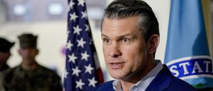 US-Verteidigungsminister Pete Hegseth spricht zu Journalisten während seines Besuchs im Hauptquartier des U.S. European Command und Africa Command im Africa Command in den Kelly Barracks in Stuttgart.