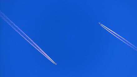 Verkehrsflugzeuge halten sich an bestimmte Luftrouten. (Archivfoto)