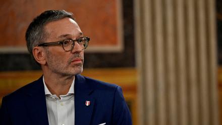 Der Chef der Freiheitlichen Partei (FPÖ), Herbert Kickl, nimmt an einer Fernsehdebatte nach den ersten Exit Polls bei der Bundestagswahl in Wien, Österreich, am 29. September 2024 teil.