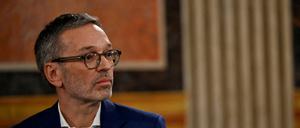 Der Chef der Freiheitlichen Partei (FPÖ), Herbert Kickl, nimmt an einer Fernsehdebatte nach den ersten Exit Polls bei der Bundestagswahl in Wien, Österreich, am 29. September 2024 teil.