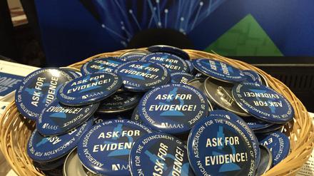 Buttons auf der Wissenschaftskonferenz AAAS in Boston. Bei dem weltgrößten Forschertreffen protestieren 2017 Wissenschafter mit diesen Buttons gegen Trump.