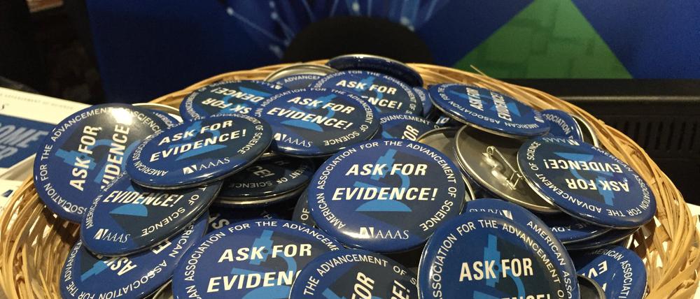 Buttons auf der Wissenschaftskonferenz AAAS in Boston. Bei dem weltgrößten Forschertreffen protestieren 2017 Wissenschafter mit diesen Buttons gegen Trump.