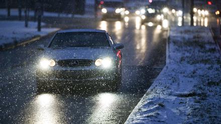 Bereits am Mittwoch rechnet der Deutsche Wetterdienst in Berlin und Brandenburg mit leichtem Schneefall. (Symbolbild)