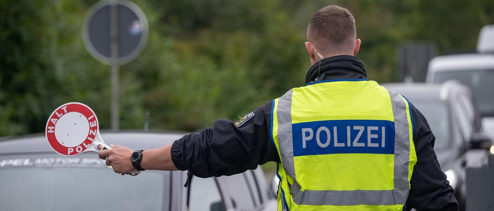Die Kontrollen an allen deutschen Grenzen werden um ein halbes Jahr verlängert (Archivbild).