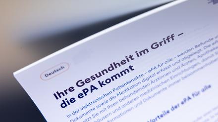 Ein Informationsblatt zur elektronischen Patientenakte im Eingangsbereich einer Arztpraxis.