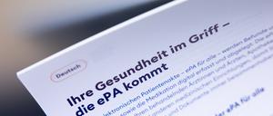 Ein Informationsblatt zur elektronischen Patientenakte im Eingangsbereich einer Arztpraxis.