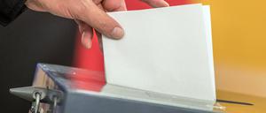 Ein Wähler wirft seinen Stimmzettel in die Wahlurne. 
