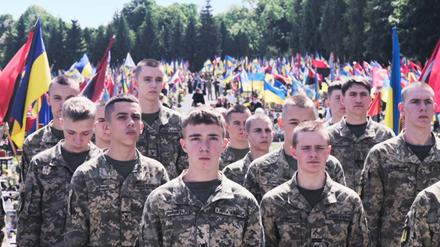 Trauer um viel zu viele. Ukrainische Soldaten in Vitaly Manskys Langzeitporträt „Time to the Target“.