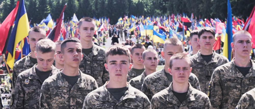Trauer um viel zu viele. Ukrainische Soldaten in Vitaly Manskys Langzeitporträt „Time to the Target“.