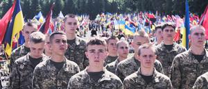 Trauer um viel zu viele. Ukrainische Soldaten in Vitaly Manskys Langzeitporträt „Time to the Target“.